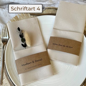 Kraftpapier Banderolen, die um Servietten gebunden sind in einer minimalistischen Schriftart.