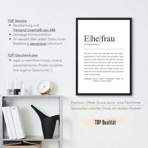 Elegantes Ehefrau Poster mit Premium-Offset-Druck. Schnell versandfähig innerhalb von 48 Stunden. Hervorragende Geschenkidee für jeden Anlass. Präsentiert in modernem Dekor mit Uhren und Regaldekor.