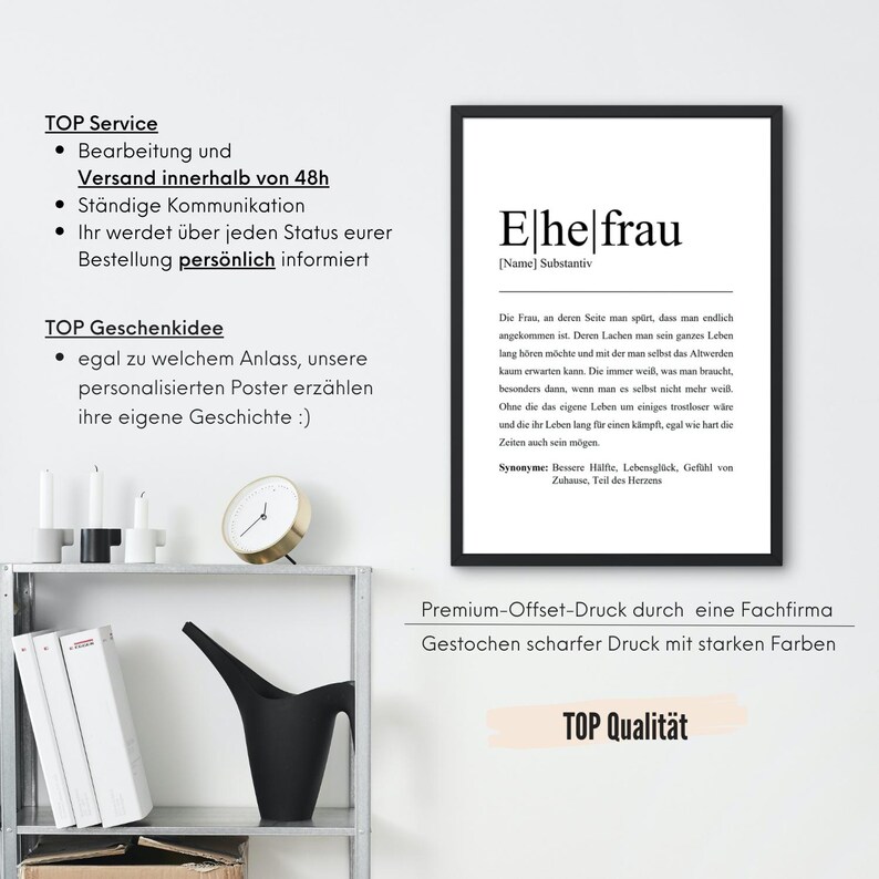 Elegantes Ehefrau Poster mit Premium-Offset-Druck. Schnell versandfähig innerhalb von 48 Stunden. Hervorragende Geschenkidee für jeden Anlass. Präsentiert in modernem Dekor mit Uhren und Regaldekor.