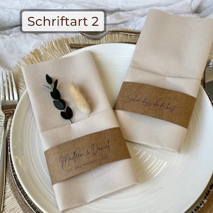 Kraftpapier Banderolen, die um Servietten gebunden sind in einer modernen Schriftart.