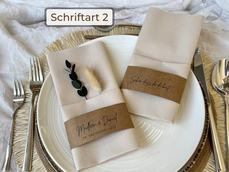 Kraftpapier Banderolen, die um Servietten gebunden sind in einer modernen Schriftart.