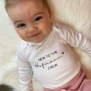 New to the crew Baby Body personalisierbar Neues Crew Mitglied mit einer personalisierten Strampler verkünden Überraschung zur Geburt Bild 1