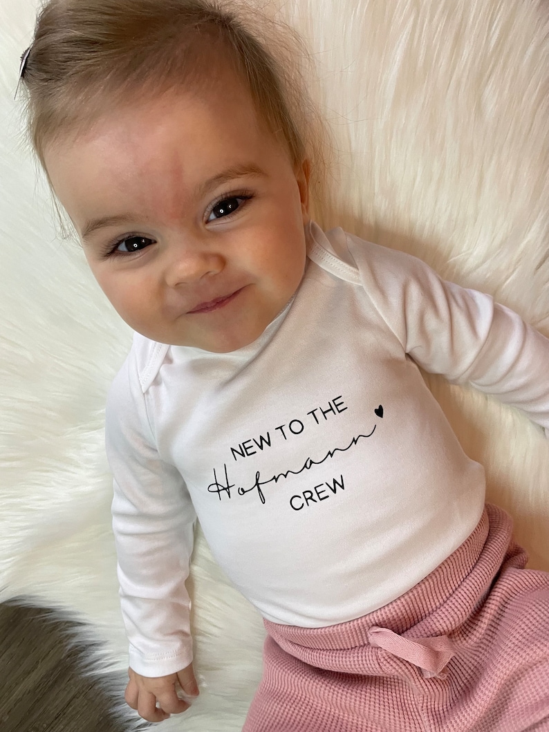 New to the crew Baby Body personalisierbar Neues Crew Mitglied mit einer personalisierten Strampler verkünden Überraschung zur Geburt Bild 1