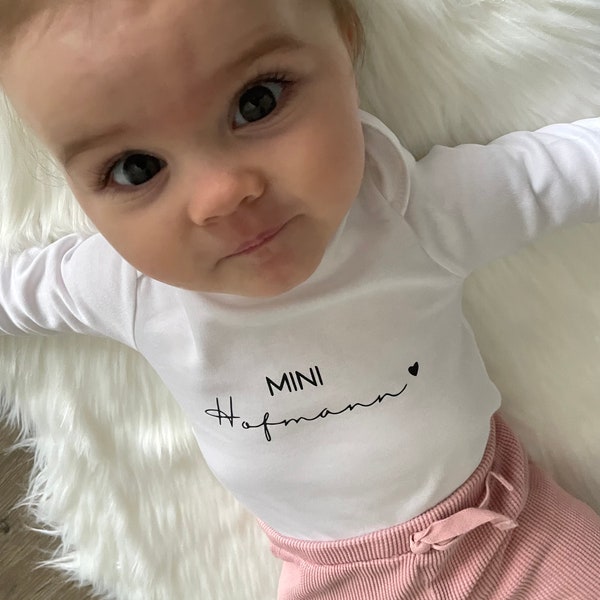 MINI Me Body personalisierbar | Dein Nachname auf dem Strampler deines Babys | MINI Nachname als Baby Body zur Geburt, Taufe oder Geburtstag