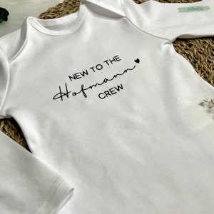 New to the crew Baby Body personalisierbar Neues Crew Mitglied mit einer personalisierten Strampler verkünden Überraschung zur Geburt Bild 3