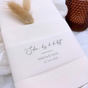 Hochzeit Serviettenbanderolen personalisiert mit dem Spruch Schön, dass du da bist, Individuelle Serviettenbänder mit Namen und Datum