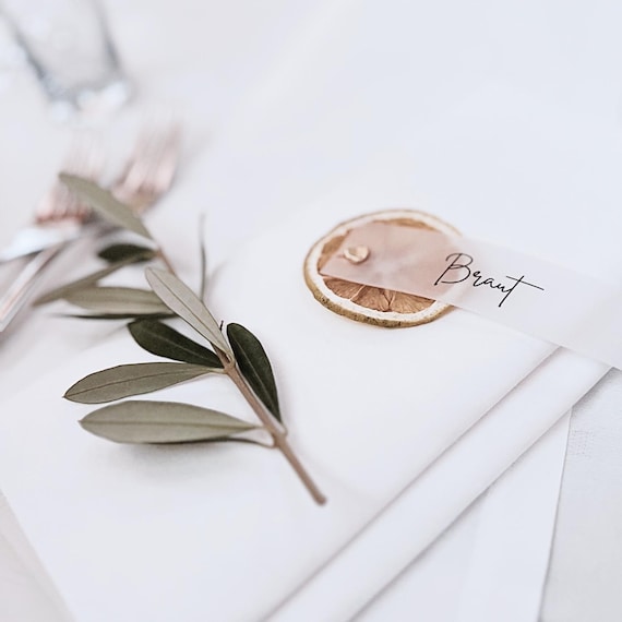 Personalisierte Namensschilder fuer deine Traumhochzeit aus Transparentpapier, Platzkarten als moderne  Boho Hochzeitsdeko Papeterie