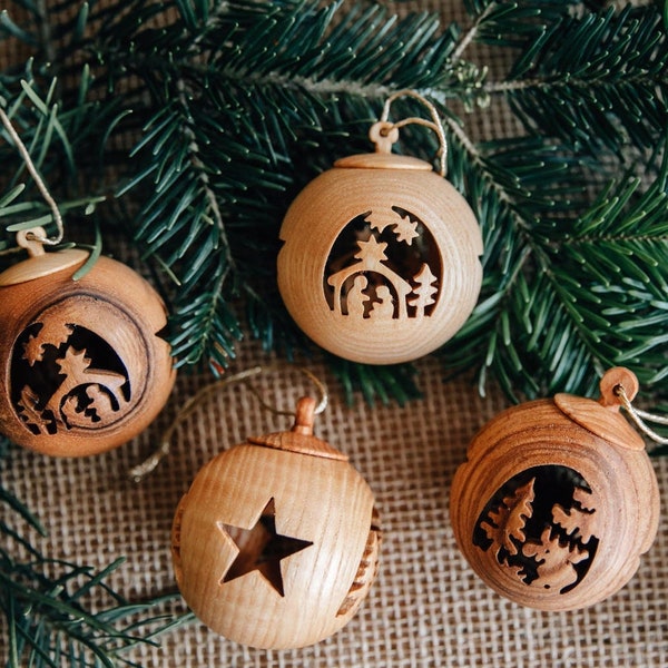 Weihnachtskugel aus Holz mit Motiv  / Christbaumkugel mit Bild "Elch" oder "Krippe"