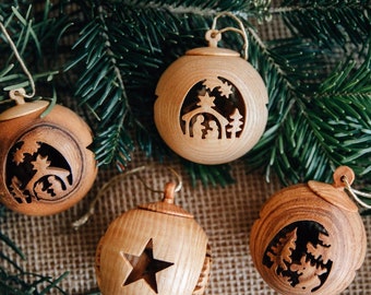 Weihnachtskugel aus Holz mit Motiv  / Christbaumkugel mit Bild "Elch" oder "Krippe"