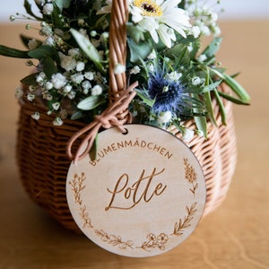 Gepersonaliseerde bloemenkindhanger van hout / bloemenmand voor kinderen van rieten / rieten mand / bloemenmeisje / bloemenkindhanger