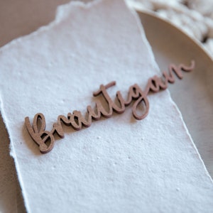 Naamkaartjes voor bruiloften met letters van hout in koper / gastencadeau / zitplan bruiloft