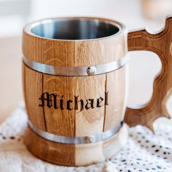 Rustikaler Bierkrug aus Eichenholz mit Edelstahleinsatz 0,5 Liter / Holzkrug / Vatertagsgeschenk mit personalisierbarer Gravur