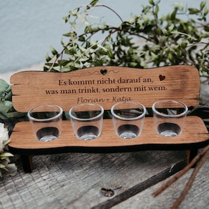 Personalisierte Schnapsbank mit Gravur inkl. Gläser als Weihnachtsgeschenk (verschiedene Sprüche) / Erlenholz