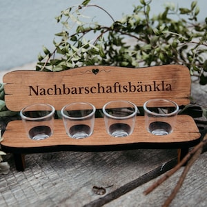 Geschenk für neue Nachbarn zum Einzug oder als Richtfest Geschenk - Personalisierte Schnapsbank mit Gravur inkl. Gläser