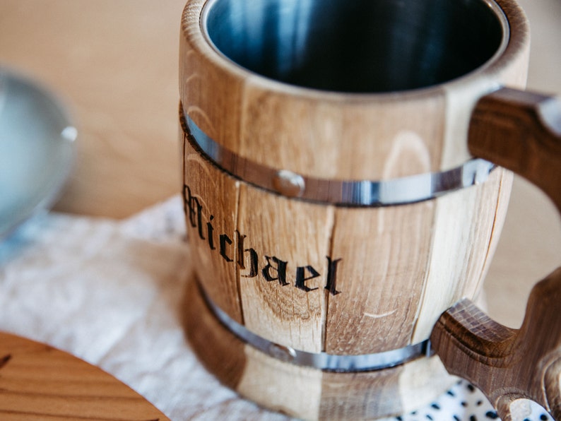 Chope à bière rustique en bois de chêne avec insert en acier inoxydable 0,5 litre / chope en bois / cadeau fête des pères avec gravure personnalisable image 3