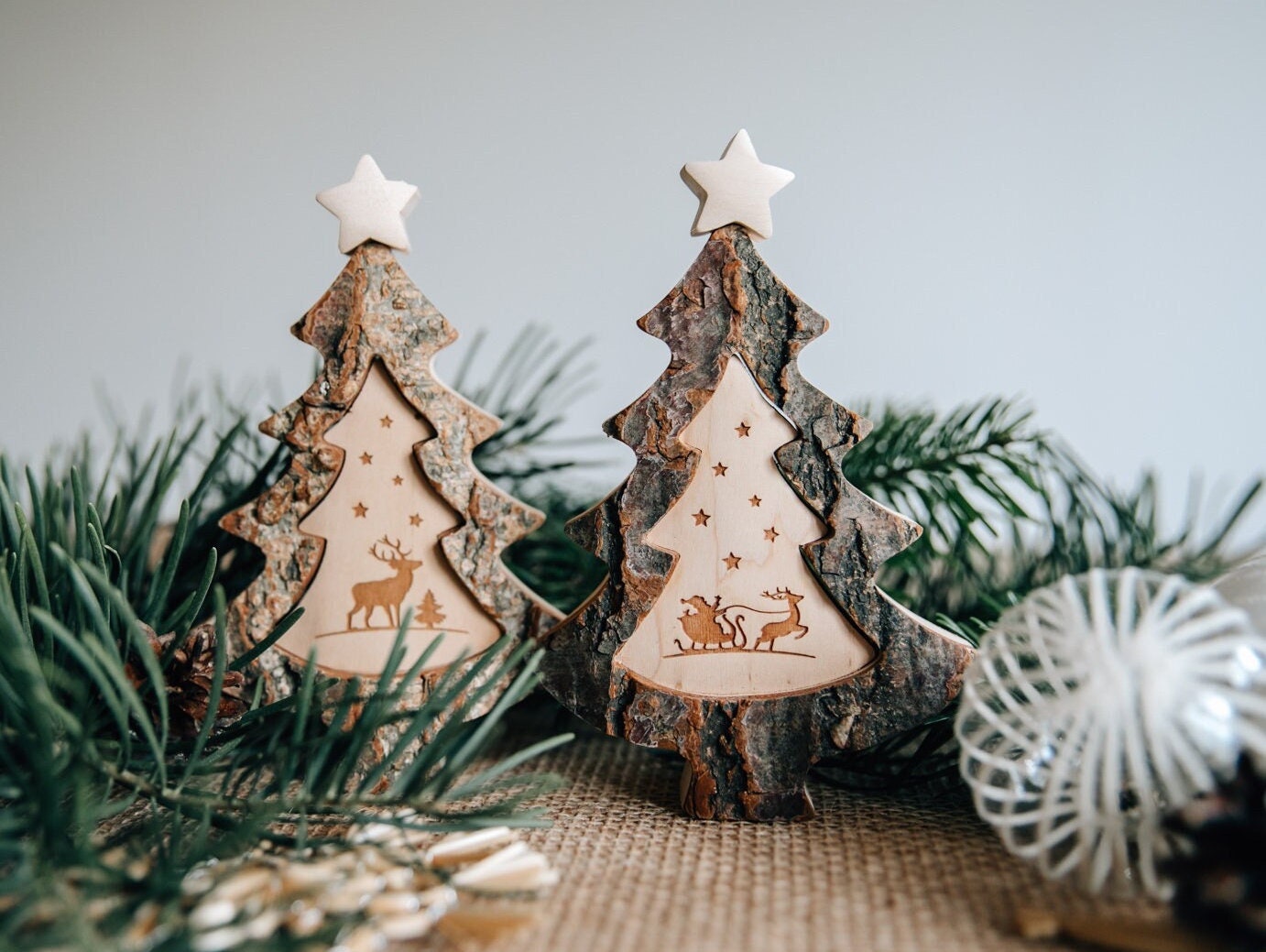 Sapin de Noël en bois avec promenade en traîneau ou motif cerf