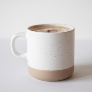 Personalisierte Tasse Anfangsbuchstabe / Geschenk Freundin / Geschenkidee Frau Geburtstag / Weihnachten Kleinigkeit / Gravur Name / Steingut