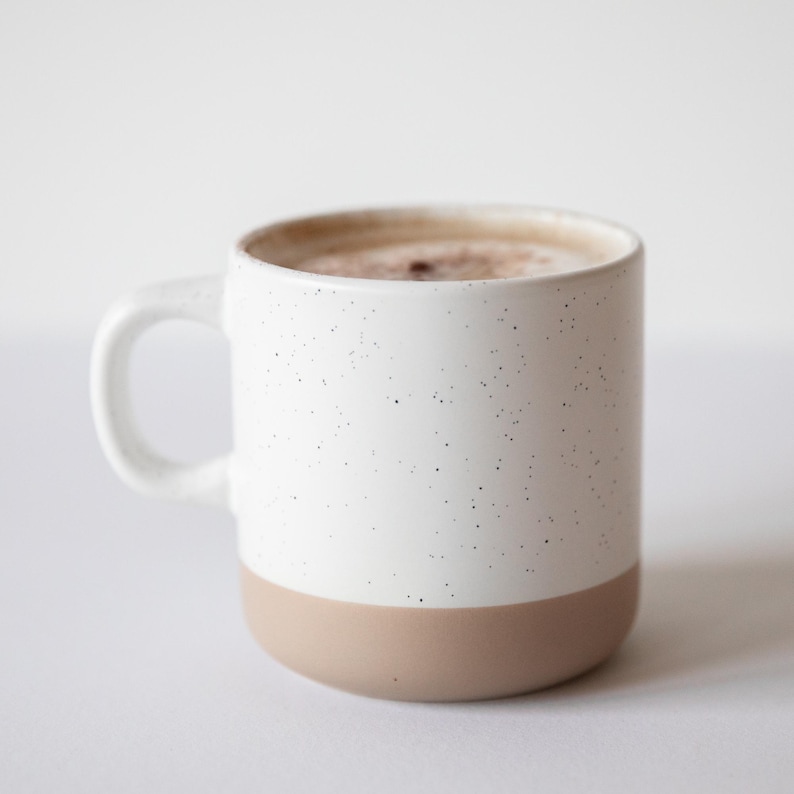 Personalisierte Tasse Anfangsbuchstabe / Geschenk Freundin / Geschenkidee Frau Geburtstag / Weihnachten Kleinigkeit / Gravur Name / Steingut