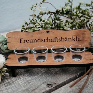 Weihnachtsgeschenk für Freunde - Schnapsbank Freunde mit Gravur inkl. Gläser / Erlenholz