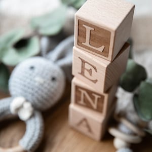 Houten kubus met gravering - beukenhout 5 cm - cadeau voor geboorte / verjaardag - babycadeau gepersonaliseerd - houten kubus baby - letterkubus