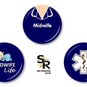 Op de afbeelding: Drie blauwe ronde knoppen met witte tekst en afbeeldingen. De eerste knop zegt "Midwife" en heeft een witte omtrek van een verpleegstersuniform. De tweede knop zegt "MIDWIFE Life" en heeft een witte afbeelding van een slapende baby. De derde knop heeft een wit ster-van-leven-symbool met een slang en staf erin.