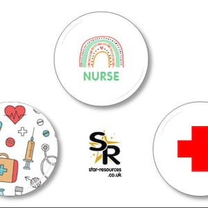 Op de afbeelding: Drie witte ronde buttons. Eén toont een regenboog en het woord "NURSE" in groen. Een andere heeft medische iconen zoals een hart, thermometer en spuit. De derde heeft een rood kruis.