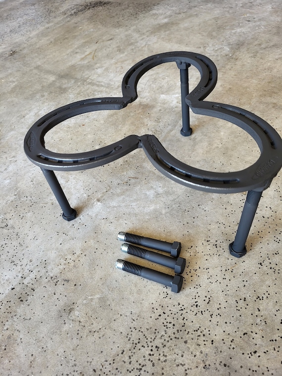 Dutch oven trivet with two sets of legs