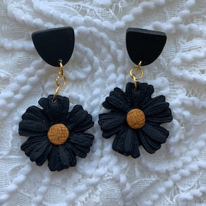 Boucles d&#39;oreilles |Fleur noire | Pâte polymère