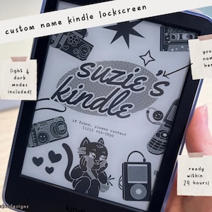 Puede incluir: Un lector electrónico Kindle en blanco y negro con un diseño de pantalla de bloqueo personalizado. El diseño presenta una ilustración en blanco y negro de un gato, una cinta de casete, una cámara, un teléfono y un corazón. El texto "Suzie's Kindle" está en una fuente grande y en negrita. El texto "if found, please contact (123) 456-7890" está en una fuente más pequeña. El texto "your name here" está en un cuadro blanco.