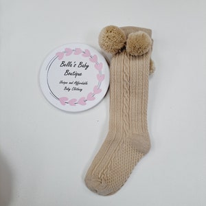 Chaussettes hautes beiges à pompons, chaussettes bébé garçon, chaussettes hautes bébé, chaussettes bébé, chaussettes bébé fille, cadeau nouveau-né, nouveau-né, enfant en bas âge image 1