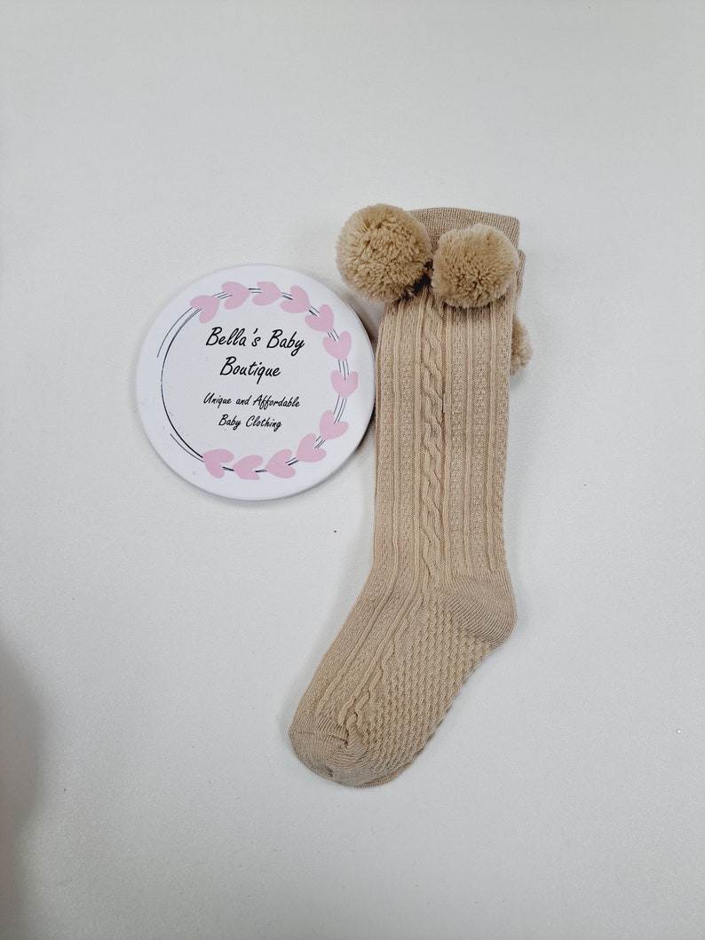 Chaussettes hautes beiges à pompons, chaussettes bébé garçon, chaussettes hautes bébé, chaussettes bébé, chaussettes bébé fille, cadeau nouveau-né, nouveau-né, enfant en bas âge image 1