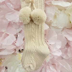 Chaussettes hautes beiges à pompons, chaussettes bébé garçon, chaussettes hautes bébé, chaussettes bébé, chaussettes bébé fille, cadeau nouveau-né, nouveau-né, enfant en bas âge image 2