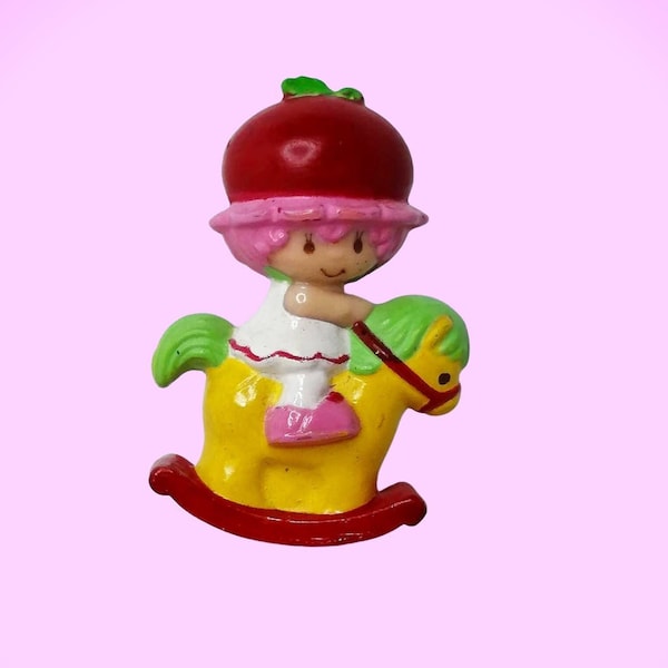 Magnifica statuetta di bambola vintage Cherry Cuddler con bambola da collezione Dolcecuore alla fragola e uva spina di Kenner