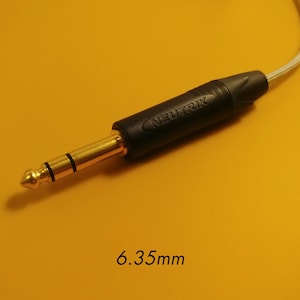 以下が含まれることがあります： 金メッキされた先端を持つ、黒いNeutrik 6.35mm（1/4インチ）オーディオジャックプラグです。