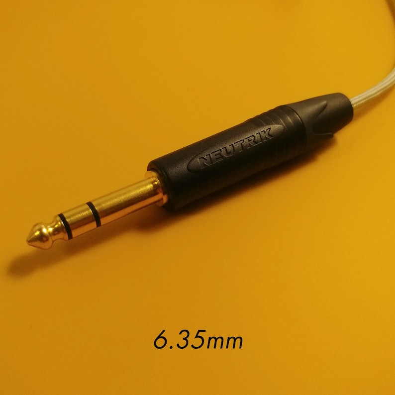 以下が含まれることがあります： 金メッキされた先端を持つ、黒いNeutrik 6.35mm（1/4インチ）オーディオジャックプラグです。