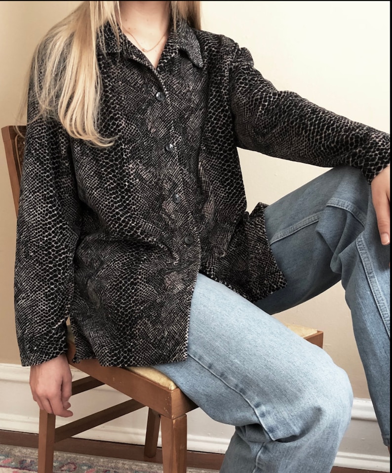 Vintage 90s Snakeskin Print Velvet-Feel Women/'s Button Down Collared Shirt Jacket Black and Grey Soft Fuzzy