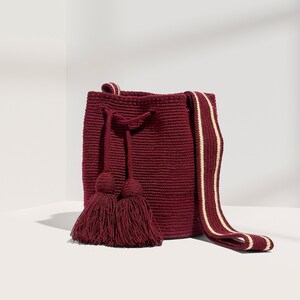 Burgunder Wayúu Mochila aus Kolumbien | Umhängetasche zum Umhängen | 100 % handgewebte Häkeltasche | Fairer Handel | Ethische Mode