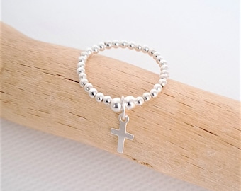 Elastic pearl ring and a cross in 925 silver