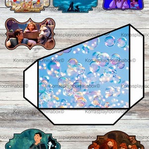 Puede incluir: Una colecci&oacute;n de etiquetas decorativas con personajes y escenas de dibujos animados. Las etiquetas presentan personajes de pel&iacute;culas de animaci&oacute;n, incluyendo escenas con burbujas, Peter Pan, Aladdin, Rapunzel, Mulan y Brave. Las etiquetas est&aacute;n sobre un fondo de vetas de madera clara.