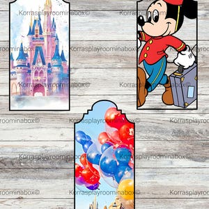 Puede incluir: Tres etiquetas decorativas con temas de Disney. Una muestra un castillo de acuarela, otra representa a Mickey Mouse con uniforme de botones, y la tercera muestra globos con un parque de fondo. Cada etiqueta tiene una forma y un dise&ntilde;o &uacute;nicos.
