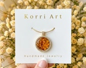→ Переглянути на Etsy: Amber Pendant Necklace, Round Gold Charm with Natural Stone, Minimalist Jewelry, Elegant Statement Piece, Gift for Women Amber Pendant Necklace, Round Gold Charm with Natural Stone, Minimalist Jewelry, Elegant Statement Piece, Gift for Women