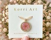 → Переглянути на Etsy: Real Rose Flower Resin Necklace, Gold Dried Flower Pendant, Handmade Floral Jewelry Chain Real Rose Flower Resin Necklace, Gold Dried Flower Pendant, Handmade Floral Jewelry Chain