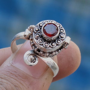 Bague à compartiment secret grenat plaqué argent : médaillon gothique vintage