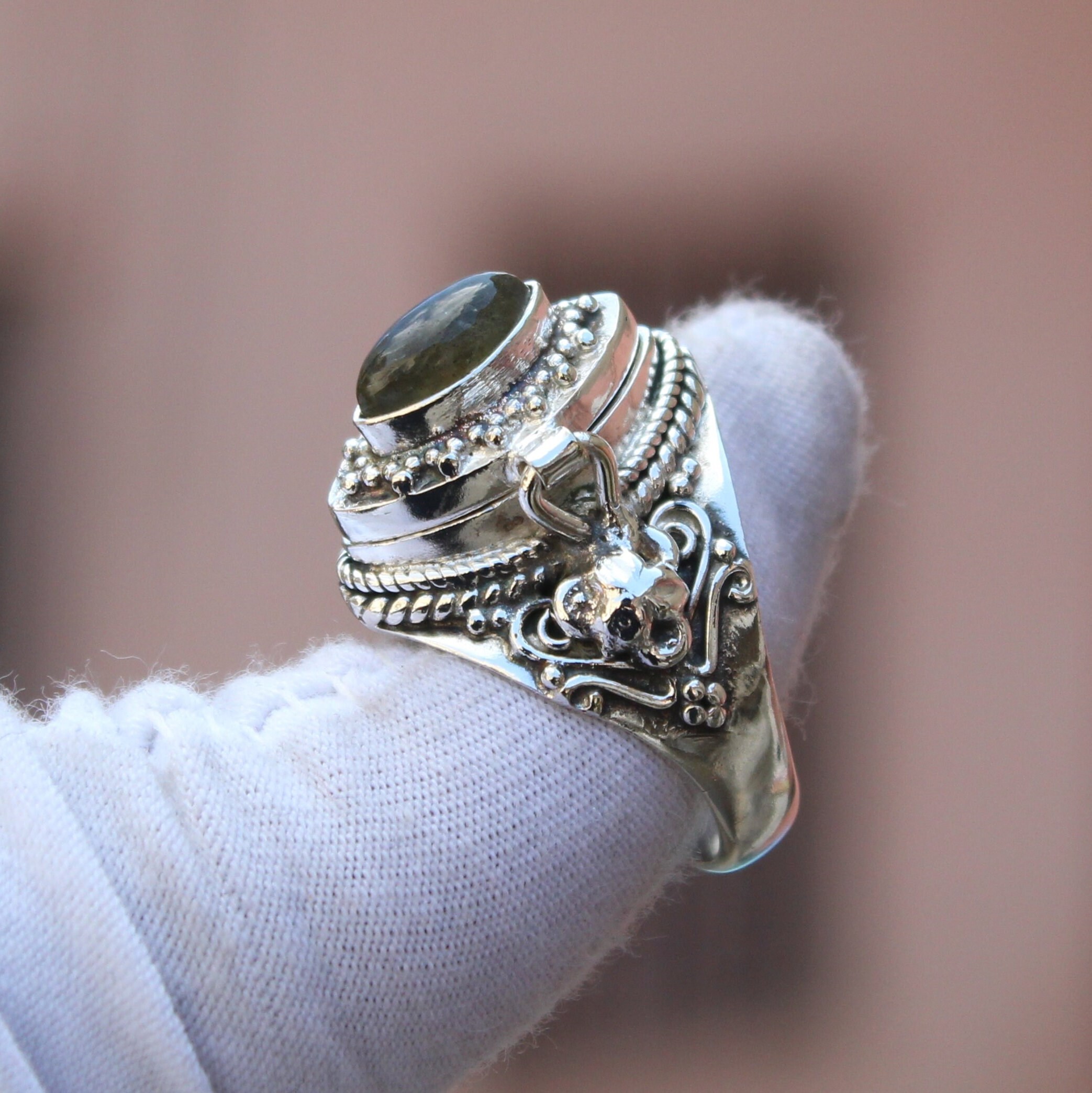 宝石シルバーメッキポイズンリング、ゴシックロケット、秘密のコンパートメント - Etsy 日本 POPLYKE ポイズンリング スターリングシルバー シークレット隠しコンパートメントリング ケルトノット ロケット ジュエリー ギ