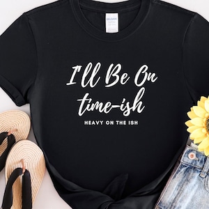 Camiseta unissex branca com letras no tempo, camiseta gráfica casual, camiseta softstyle da moda, camiseta minimalista