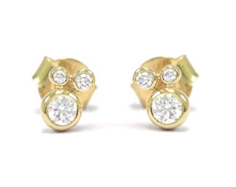 Pendientes pequeños redondos con triple diamante, oro amarillo de 14 quilates, cierre de presión.