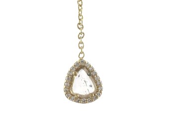 Puede incluir: Un collar de cadena dorada con un colgante en forma de lágrima. El colgante contiene una piedra central translúcida rodeada por un halo de pequeñas piedras claras de corte redondo engastadas en un marco dorado a juego.