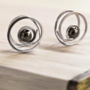 Spiralformade ädelstensörhängen med clips: Ingen piercing behövs