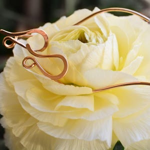 Örhängen i sterlingsilver med tråd, modern blomknoppsdesign