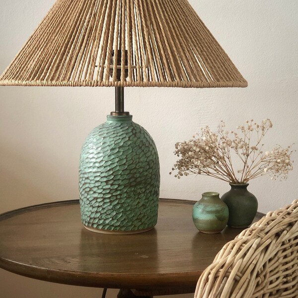 Base de lámpara de cerámica hecha a mano • Verde desgastado tallado • Base de lámpara de mesa